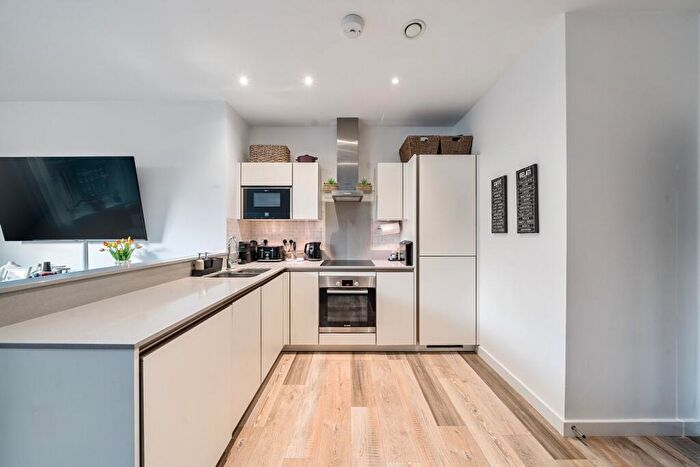 2 Bedroom Flat For Sale In Great North Road, Hatfield, AL9