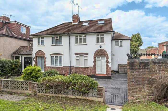 4 Bedroom Semi-Detached House To Rent In Cray Avenue Orpington, BR5