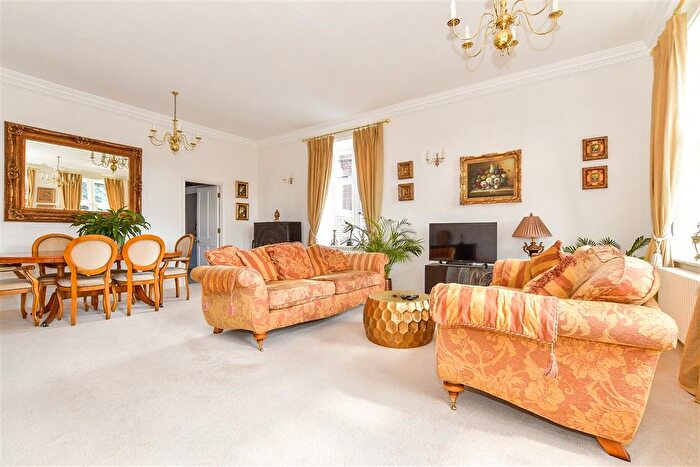 2 Bedroom Flat For Sale In North Frith Park, Hadlow, Tonbridge, Kent, TN11