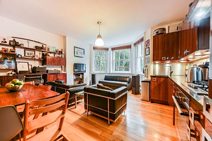 2 Bedroom Flat For Sale In Redcliffe Gardens, Earls Court, London, SW10