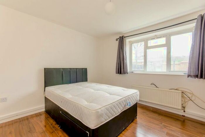 2 Bedroom Flat To Rent In Burton House, Bermondsey, London, SE16