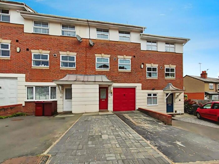 3 Bedroom Terraced House For Sale In Elm Park, Reading, RG30