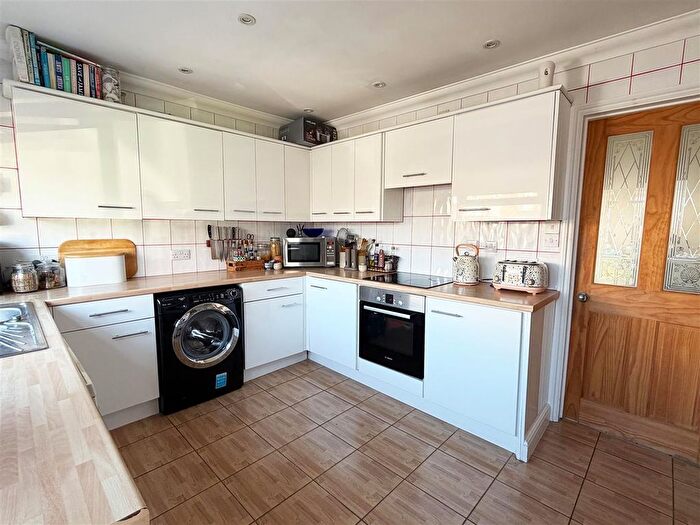 2 Bedroom Maisonette For Sale In Douglas Road, Addlestone, KT15