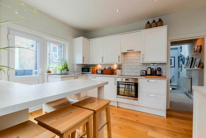 2 Bedroom Flat To Rent In Caldecot Road, London, SE5