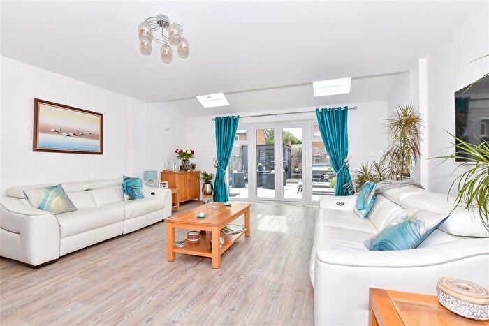 3 Bedroom Semi-Detached House For Sale In Alans Gardens, Yalding, Maidstone, Kent, ME18