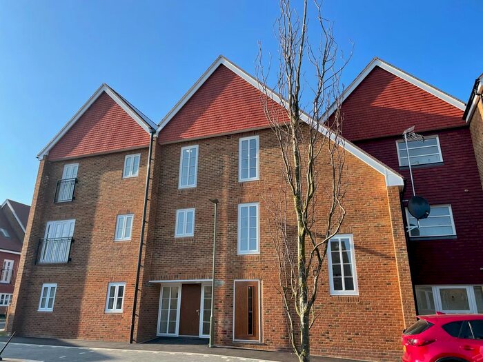 2 Bedroom Flat To Rent In Beatrice Square, Tadworth, KT20