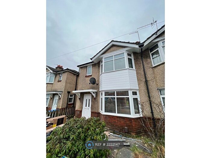 4 Bedroom Semi-Detached House To Rent In Warren Avenue, Southampton, SO16