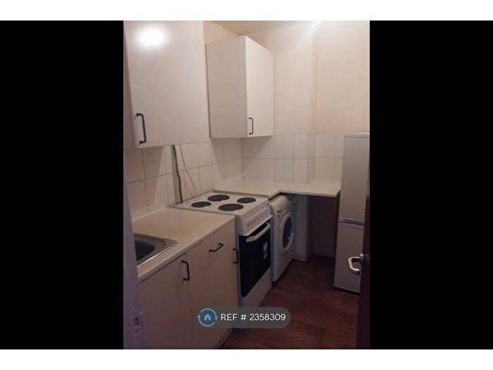 2 Bedroom Flat To Rent In Broomlands Street, Paisley, PA1