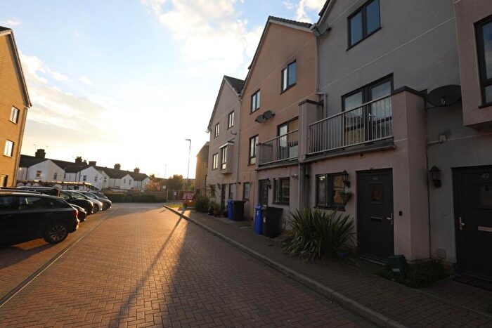 4 Bedroom Town House To Rent In Draper Close, Grays, RM20