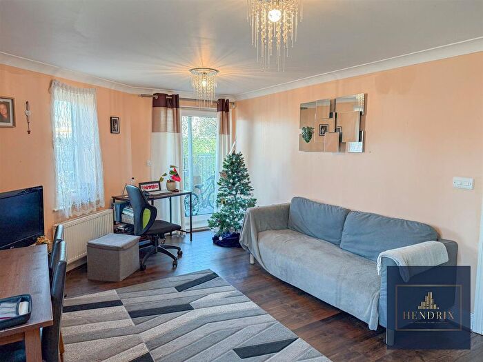 2 Bedroom Flat For Sale In Green Lanes, London, N13