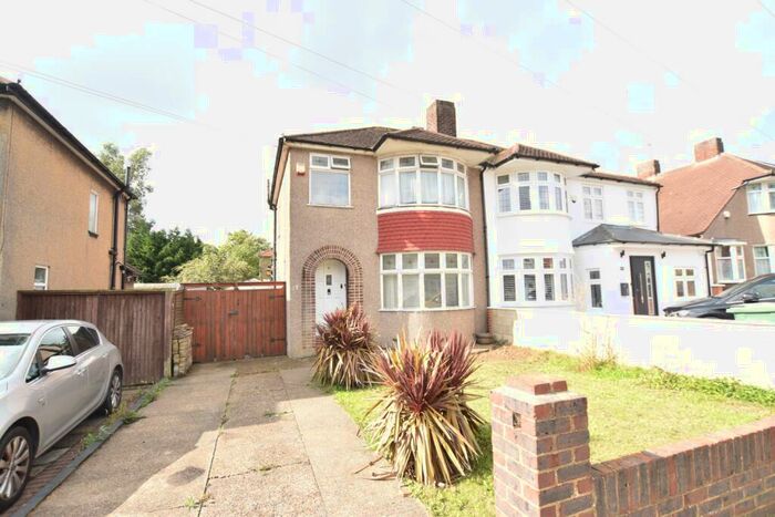 4 Bedroom Semi-Detached House To Rent In Braywood Road London, SE9