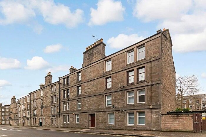 2 Bedroom Flat To Rent In Baldovan Terrace, Stobswell, Dundee, DD4