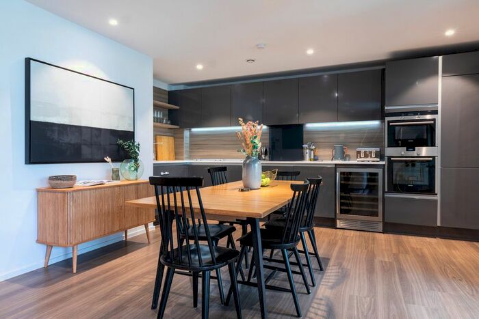 3 Bedroom Flat To Rent In Buckhold Road, London, SW18