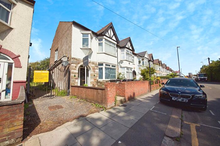 Studio To Rent In Willoughby Lane, Tottenham, London, N17