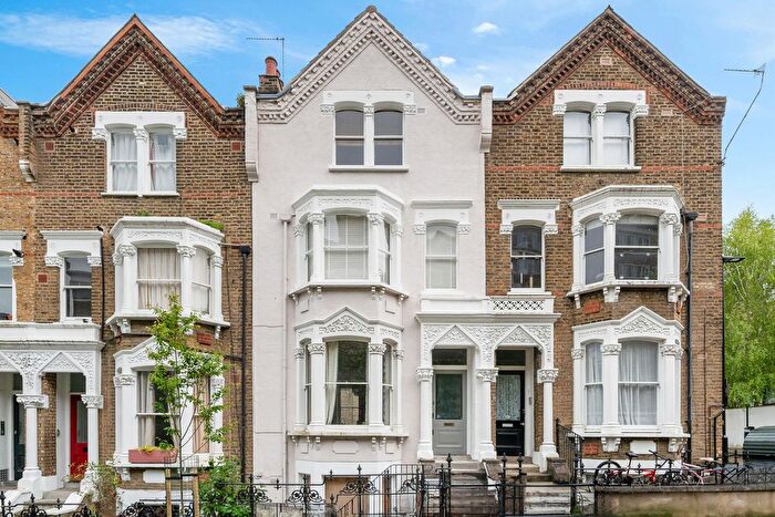 2 Bedroom Maisonette For Sale In Avenell Road, London, N5