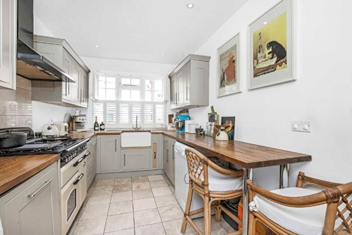 4 Bedroom Semi-Detached House To Rent In Waveney Avenue, Peckham Rye, SE15