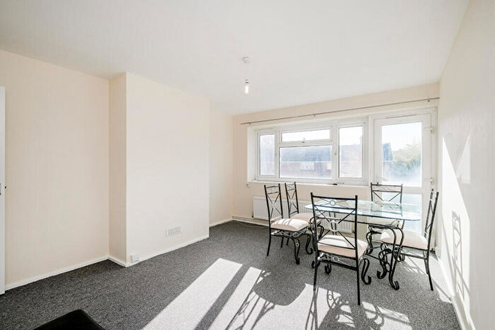 1 Bedroom Flat To Rent In Brading Crescent, Wanstead, E11