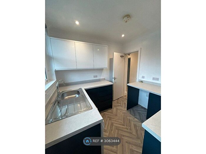 2 Bedroom Flat To Rent In Grosvenor Court, Manchester, M16