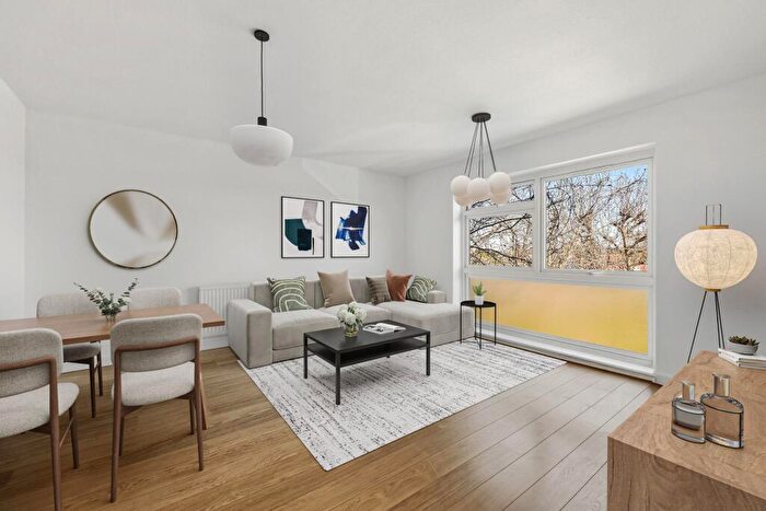 Apartment To Rent In Kings Avenue, Buckhurst Hill, IG9