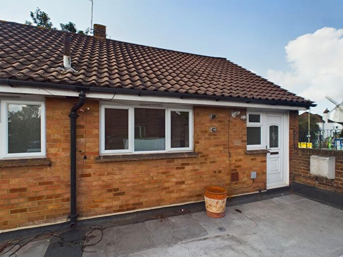 2 Bedroom Flat To Rent In Church Road, Willesborough, Ashford, TN24