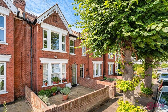 3 Bedroom Flat To Rent In Graeme Road, Enfield, EN1