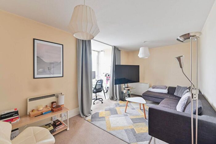 2 Bedroom Flat For Sale In Osprey Heights, Clapham Junction, London, SW11