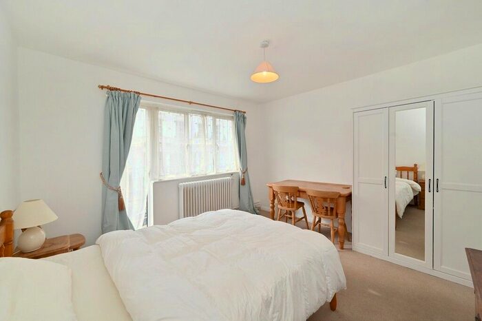 2 Bedroom Flat To Rent In Moreton Place, Pimlico, SW1V