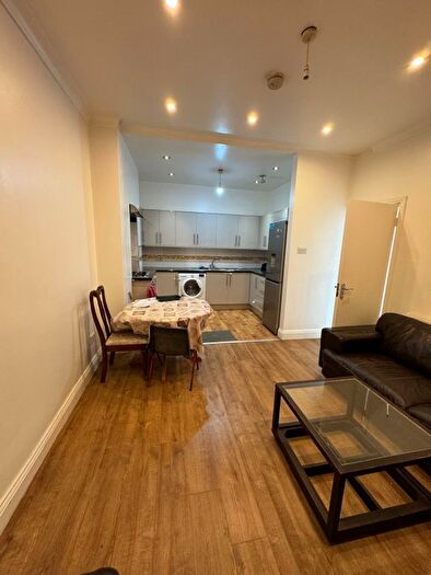 2 Bedroom Flat To Rent In The Drive, Cranbrook, Ilford, IG1