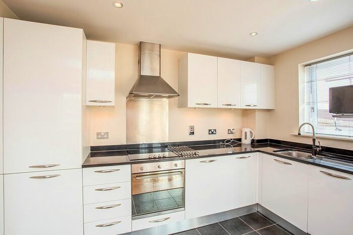 1 Bedroom Flat To Rent In Old Watford Road, Bricket Wood, St. Albans, Hertfordshire, AL2