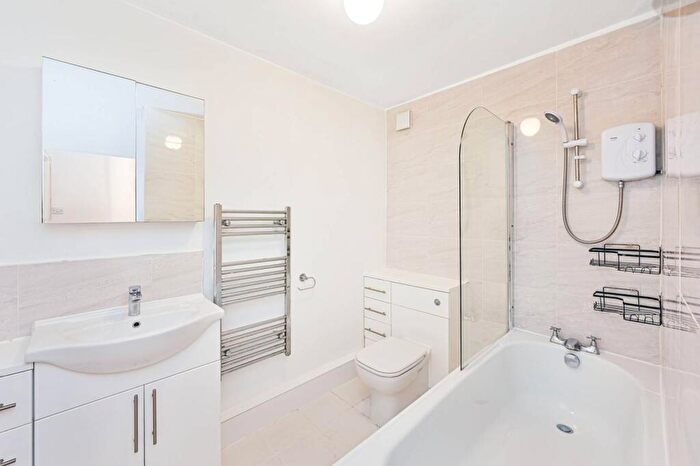 1 Bedroom Flat To Rent In Holden Avenue, Woodside Park, London, N12