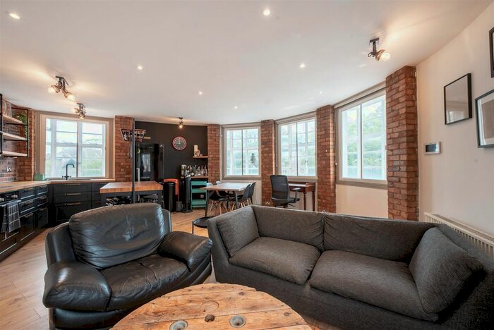 2 Bedroom Flat To Rent In Mitcham Lane, London, SW16