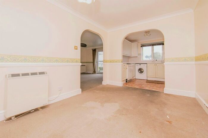2 Bedroom Flat For Sale In Marine Parade East, Clacton-On-Sea, CO15