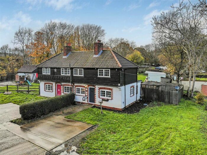3 Bedroom Semi-Detached House For Sale In Yaugher Lane, Hartlip, Sittingbourne, ME9
