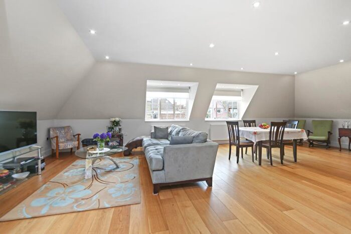 3 Bedroom Apartment To Rent In Beechcroft Avenue, Golders Green, NW1