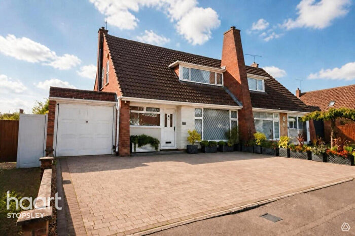 2 Bedroom Chalet For Sale In Forrest Crescent, Luton, LU2