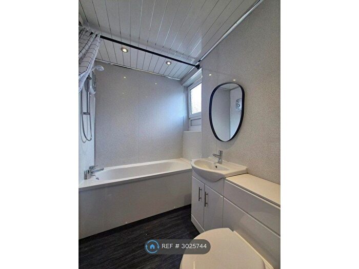 3 Bedroom Flat To Rent In Crofthill Road, Glasgow, G44