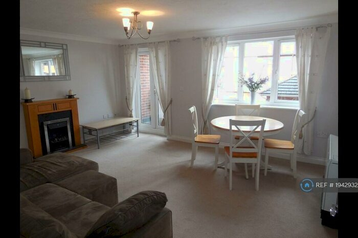 2 Bedroom Flat To Rent In Kings Oak Court, Reading, RG1