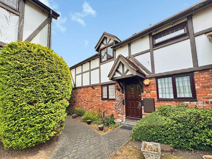 2 Bedroom Maisonette For Sale In Priory Field Drive, Edgware, HA8