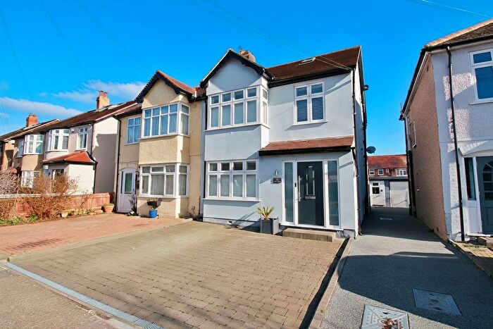 4 Bedroom Semi Detached House For Sale In Chestnut Grove, Isleworth, TW7