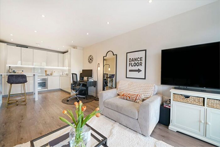 1 Bedroom Flat For Sale In St. Pauls Way, Bow, E3