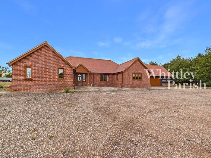 3 Bedroom Detached Bungalow To Rent In Cedars Farm Bungalow, IP14