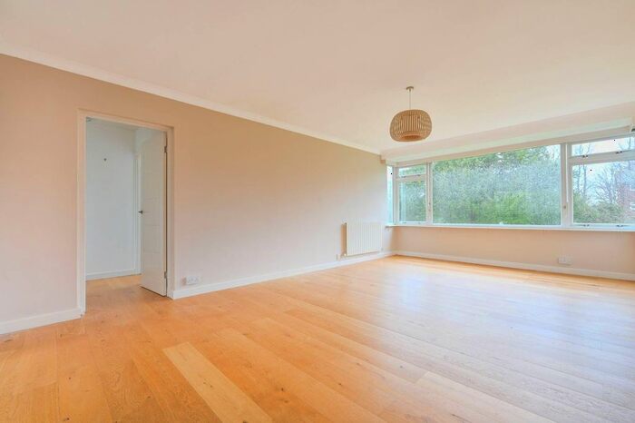 3 Bedroom Flat For Sale In St Margarets, Guildford, GU1