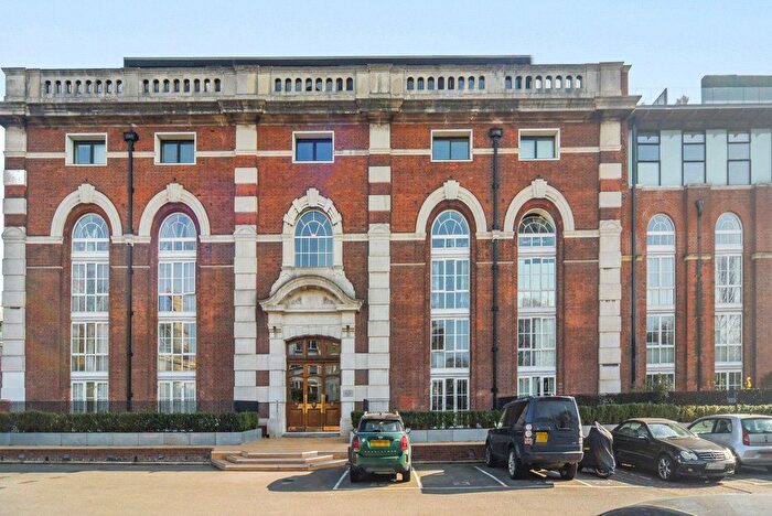 2 Bedroom Flat For Sale In Great West Road, Hammersmith, W6