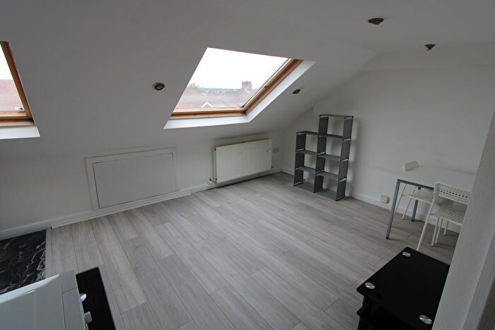 Studio To Rent In Lymington Close, London, SW16