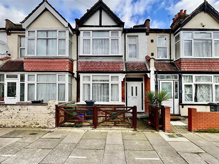 3 Bedroom Terraced House For Sale In Kings Avenue, Hounslow, TW3