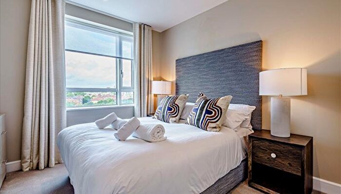 2 Bedroom Flat To Rent In Westferry Circus, Docklands, E14