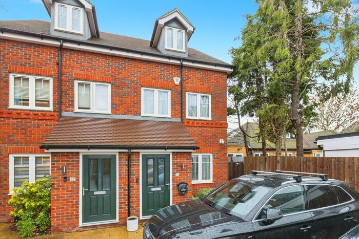 3 Bedroom End Of Terrace House For Sale In Connaught Close, Uxbridge, UB8