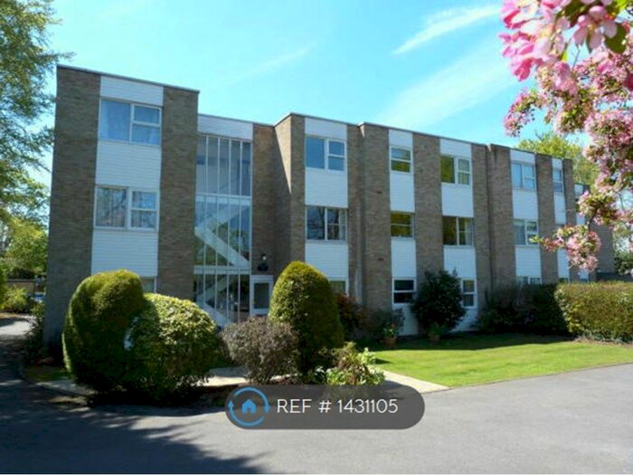 1 Bedroom Flat To Rent In Woodview Court, Weybridge, KT13