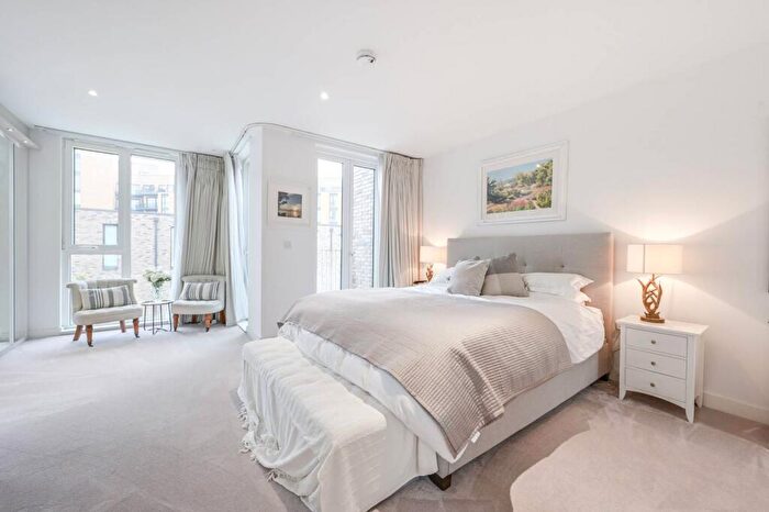 3 Bedroom End Of Terrace House For Sale In Starboard Way, Royal Docks, London, E16