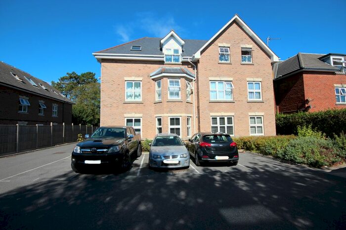 2 Bedroom Flat For Sale In Richmond Park Road, Bournemouth, BH8